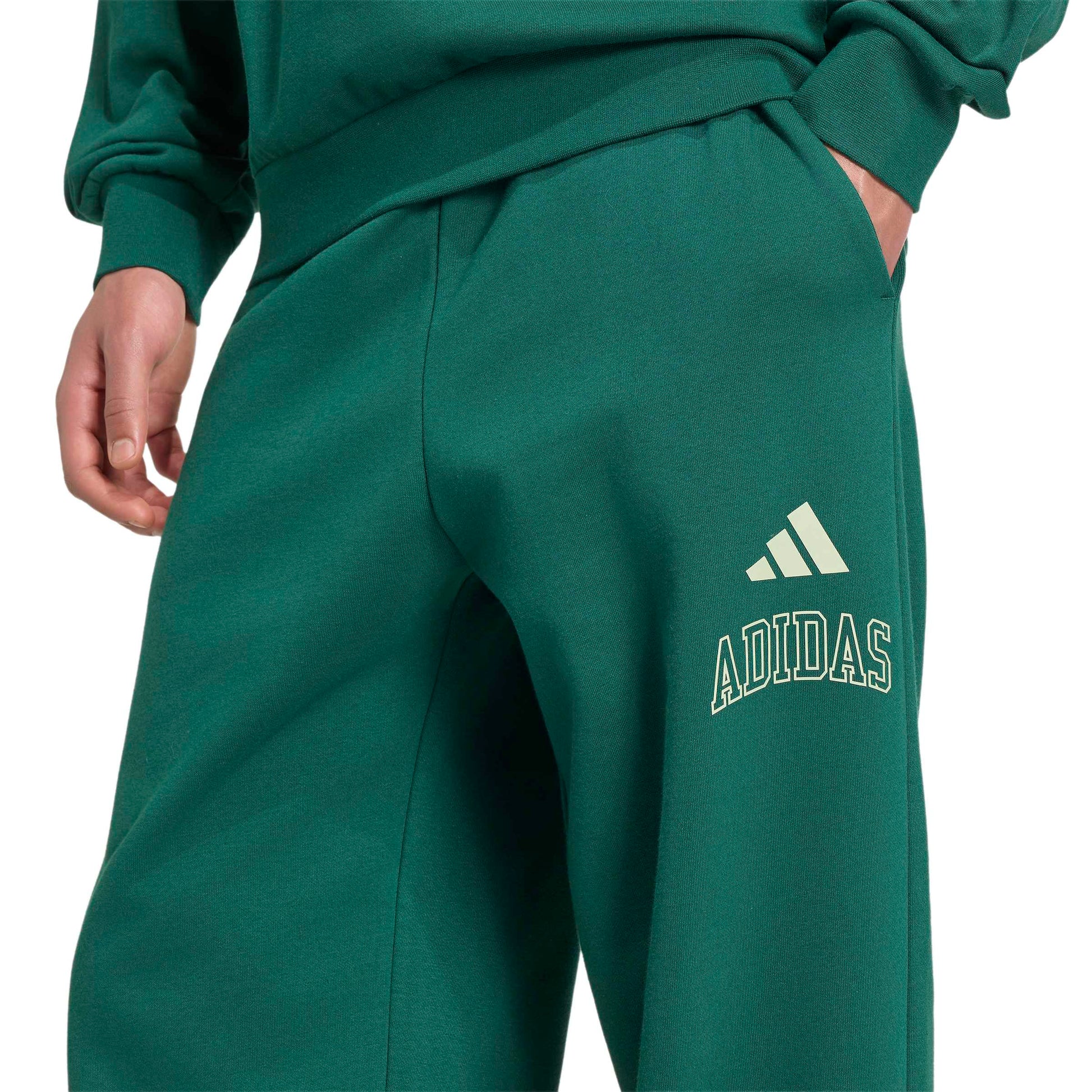 Adidas Pantaloni In Tessuto Felpato con Orlo Seasonal Essentials College Verde