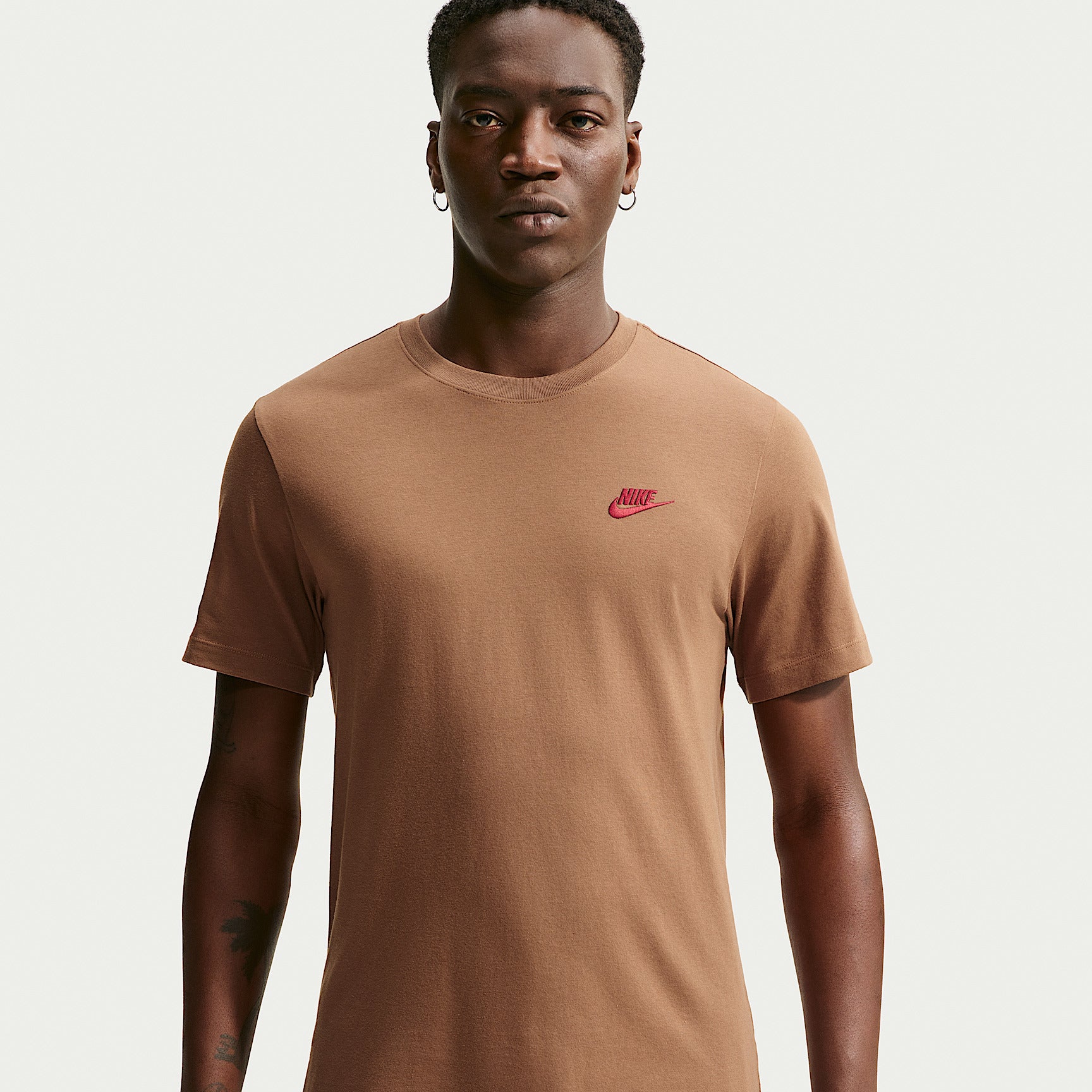 T-Shirt Sportswear Club - Marrone