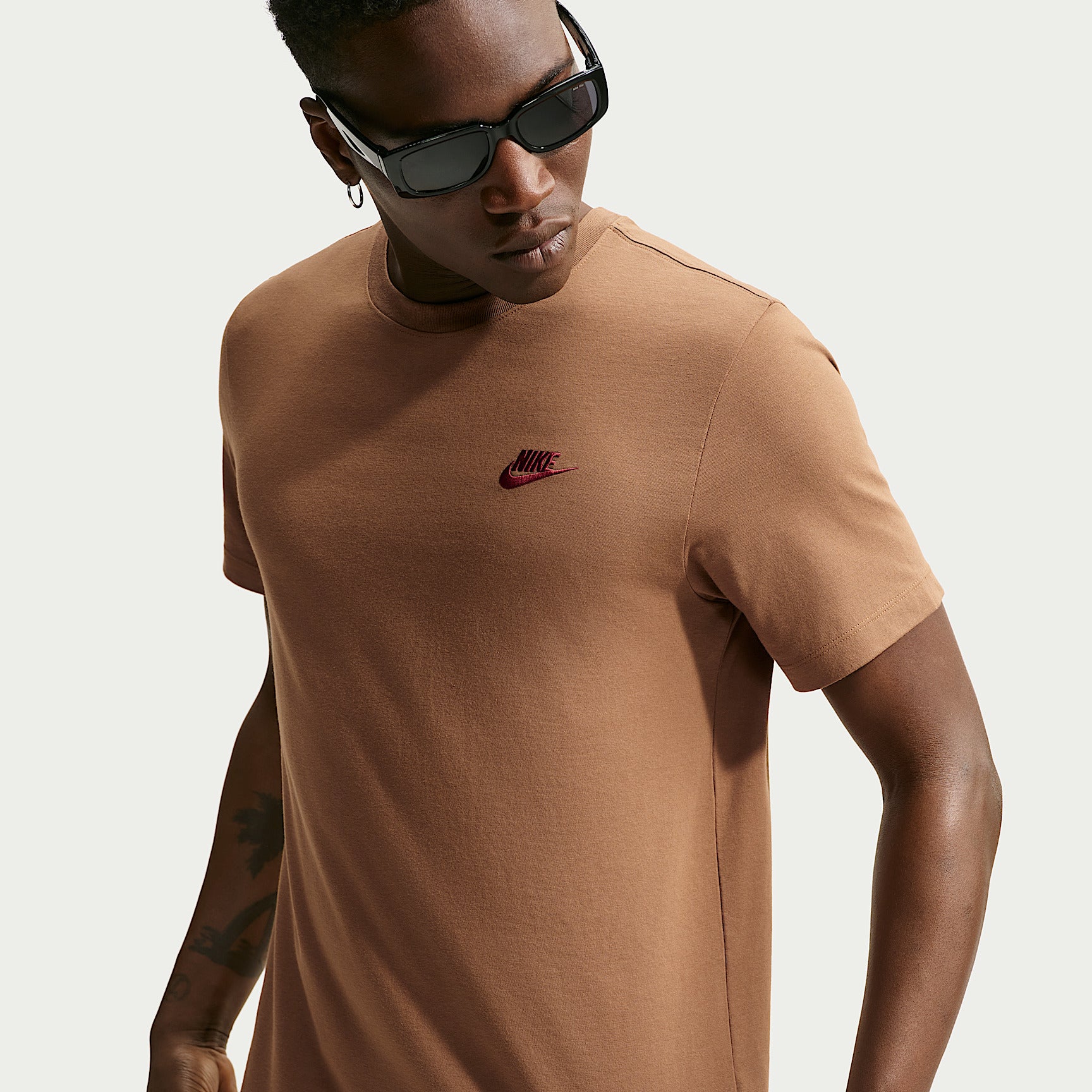 T-Shirt Sportswear Club - Marrone