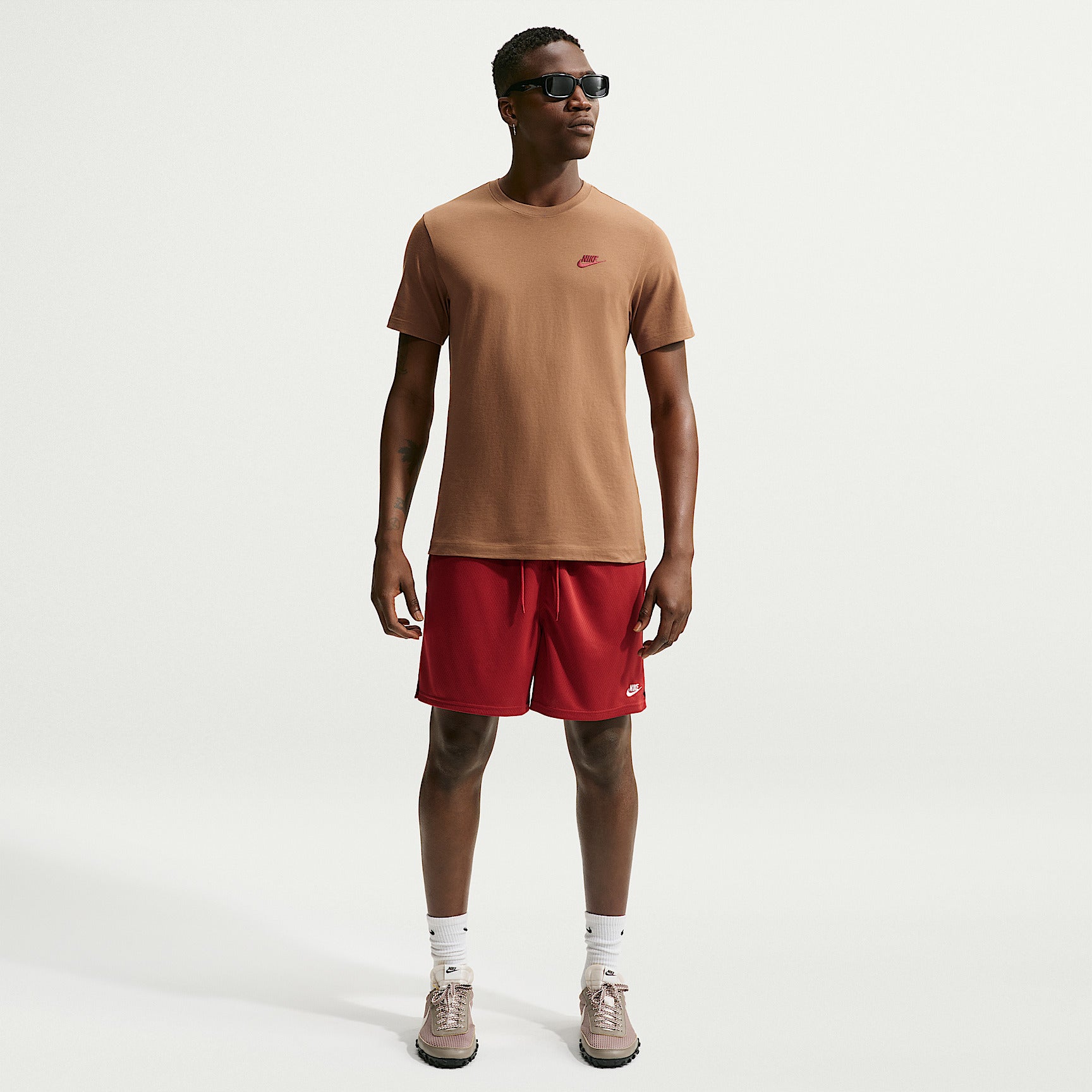 T-Shirt Sportswear Club - Marrone