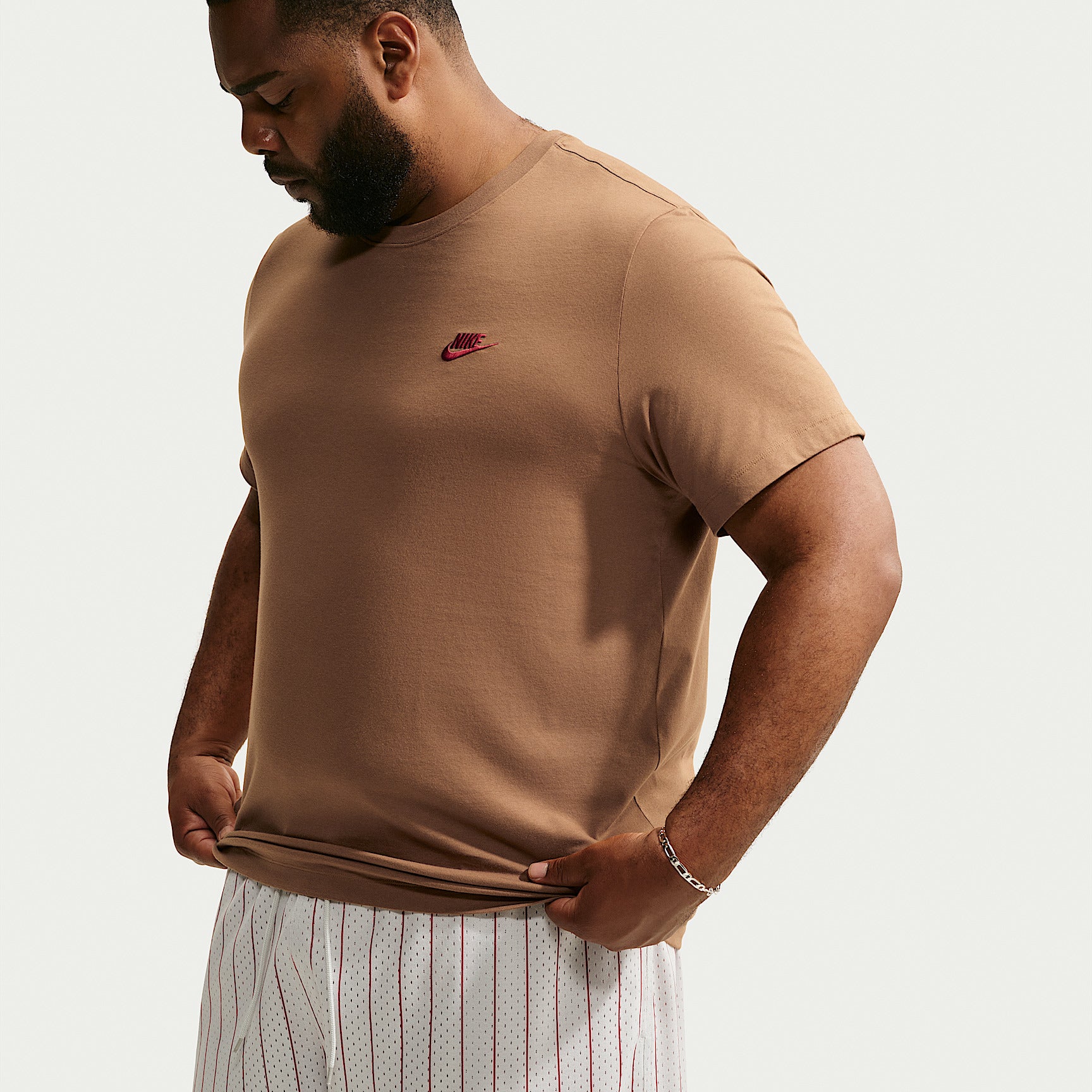 T-Shirt Sportswear Club - Marrone